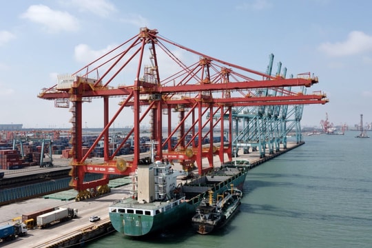 Thặng dư thương mại Trung Quốc vượt mốc kỷ lục 1.000 tỷ USD