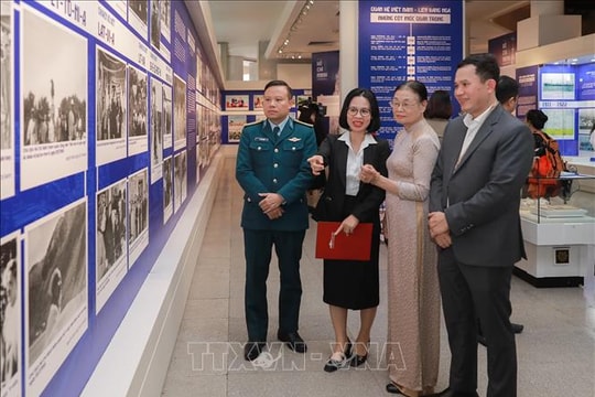 Trưng bày chuyên đề "Dấu chân Hồ Chí Minh trên quê hương Cách mạng Tháng Mười"