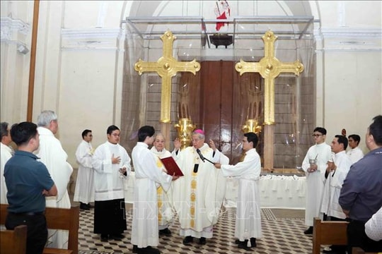 Hoàn thành hai cây Thánh giá của Nhà thờ Đức Bà Sài Gòn