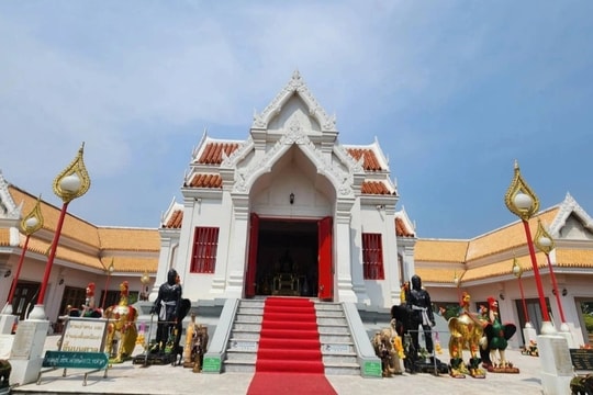 Lạ lùng ngôi đền có hàng nghìn tượng gà xếp dọc lối đi ở Thái Lan