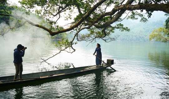 Rừng cổ thụ 'khoác áo mới' bên hồ nước ngọt đẹp nhất thế giới