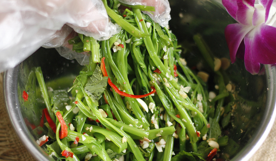 2 loại rau “khoái khẩu” mùa lạnh dễ thành ổ sán, đứng đầu bảng ngoài chợ bán đầy