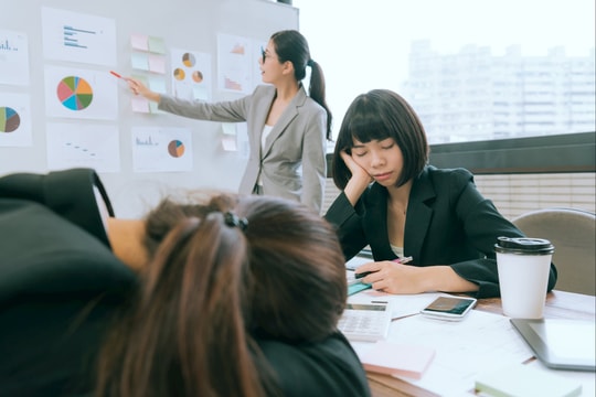 Làm sao để không ngủ gật trong cuộc họp?