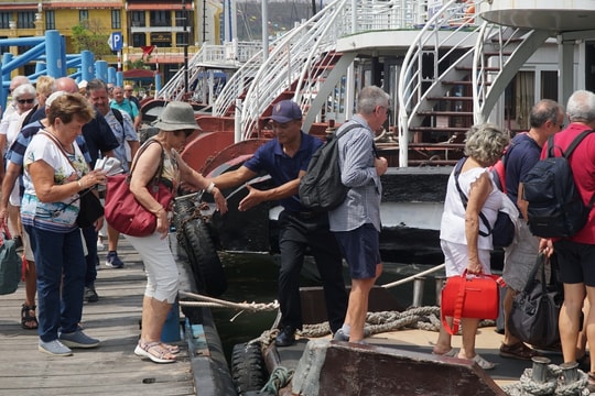 Khách tham quan Vịnh Hạ Long phải khai báo thông tin cá nhân