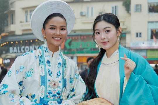 Lọ Lem diễu hành cổ phục cùng H'Hen Niê