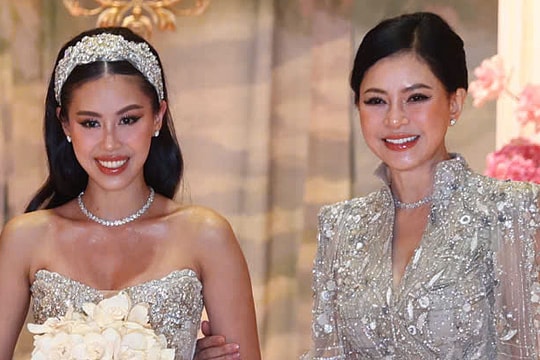 Diễn viên Thủy Tiên diện váy hơn 600 triệu đồng ở lễ cưới con gái