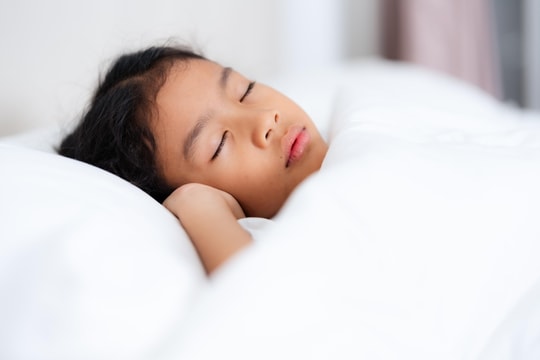 Sai lầm trước khi ngủ hại não trẻ