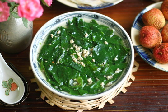 Nên đậy hay mở nắp nồi khi nấu canh?