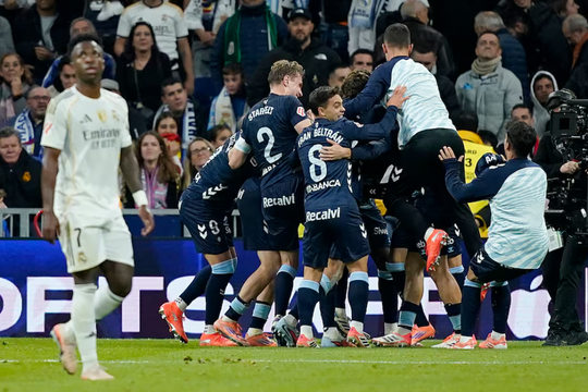 Real nhận hai thẻ đỏ, thua sốc tại La Liga