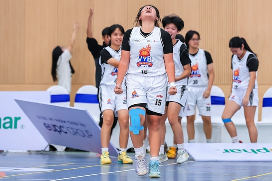 Nữ sinh Phan Đình Phùng vỡ òa khi vô địch Bóng rổ Trẻ