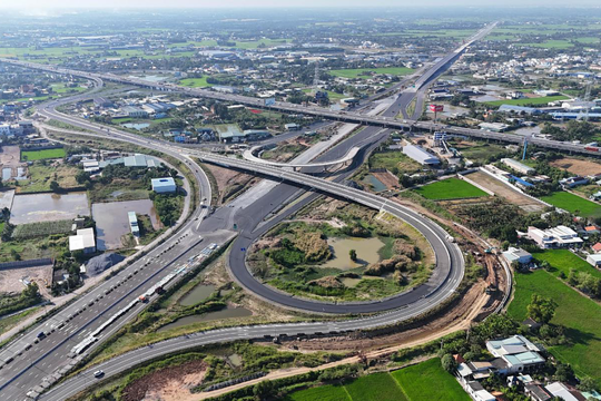 Nút giao nối ba cao tốc lớn phía Tây TP HCM sắp thông xe