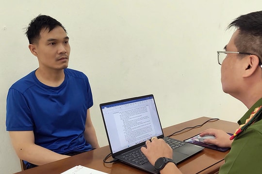 Vờ mua nhẫn rồi giật vàng bỏ chạy