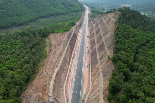 Cao tốc Cam Lộ - La Sơn mở rộng lên 4 làn xe