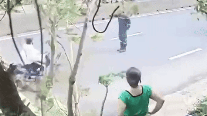 Chiến sĩ cảnh sát cứu nữ sinh trước đầu xe container