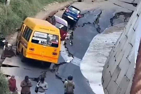 Đường trên cao đang xây sụt lún, loạt ôtô mắc kẹt