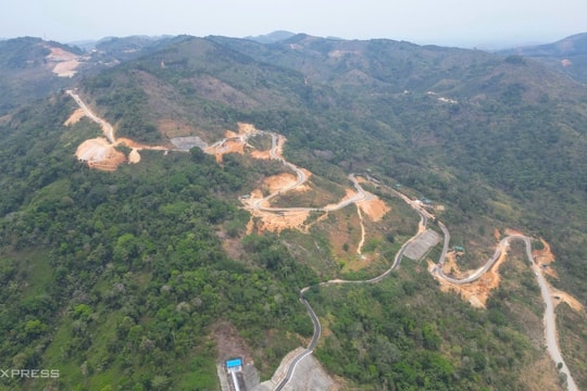 Du khách Nga tử vong nghi do đá rơi từ xe thi công