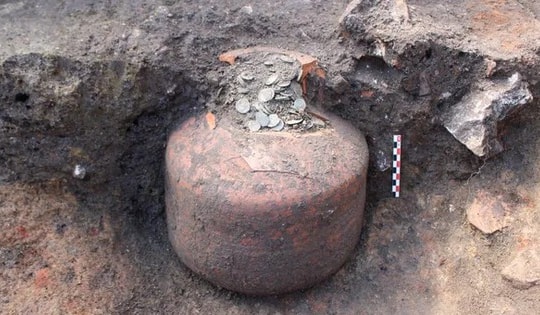 Phát hiện 3 chiếc bình chứa "kho báu" khổng lồ chôn dưới sàn nhà