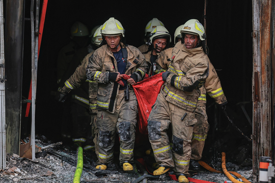 Khung cảnh tang thương bao trùm địa điểm xảy ra vụ cháy ở Indonesia