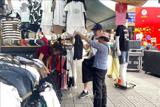 Chợ truyền thống bắt nhịp tiêu dùng, 'hút' khách cuối năm