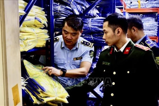 Phát hiện cơ sở bán 6.414 bộ quần áo nghi giả mạo nhãn hiệu