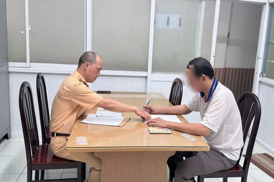 Tài xế xe buýt vượt đèn đỏ bị phạt gần 20 triệu đồng