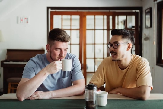 Gặp lại sau 10 năm, bạn thân bất ngờ xui tôi ly hôn “nhường” vợ cho cậu ấy