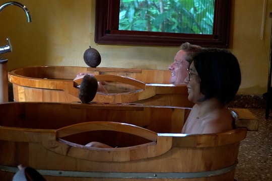 Khách trải nghiệm tắm lá thuốc giữa núi rừng Hoàng Su Phì