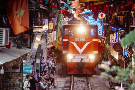 Nghịch lý càng cấm, càng đông ở phố đường tàu trong mắt người nước ngoài