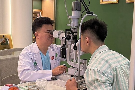 Mắt hóa 'đồng cỏ khô' ở tuổi 20