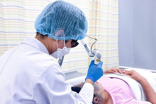 Dùng laser xóa vết bớt che nửa mặt người phụ nữ