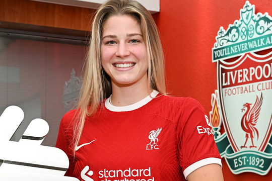 Nữ cầu thủ Liverpool bị triệu phú liên tục quấy rối
