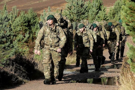 Tân binh kiện Bộ Quốc phòng Anh vì tập luyện dưới trời quá nóng