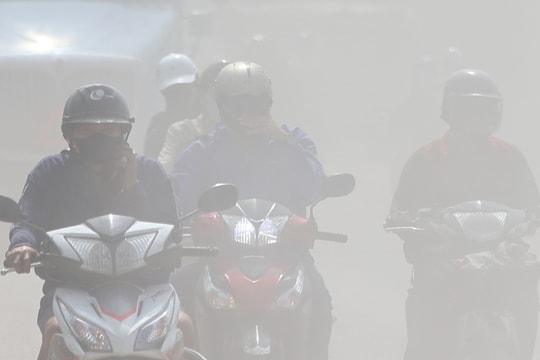 Bụi mịt mù trên đường gần công trường Vành đai 3 TP HCM