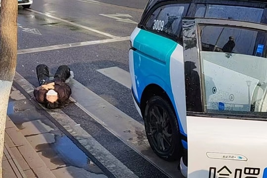 Taxi tự lái tông hai người đi bộ nhập viện