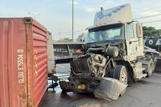 Quốc lộ nối TP HCM - Đồng Nai kẹt 10 km sau tai nạn