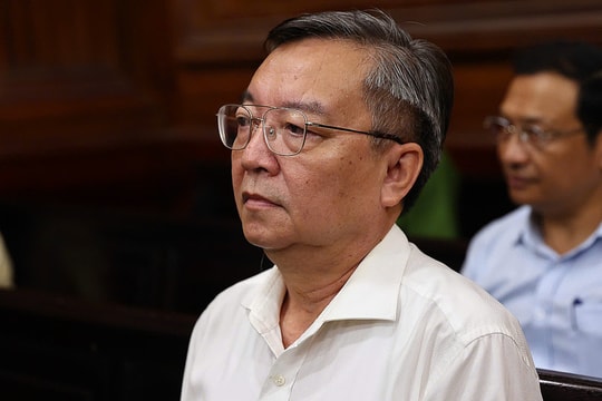 Cựu Giám đốc Sở GD&ĐT TP HCM ra tòa trong vụ thông thầu với AIC