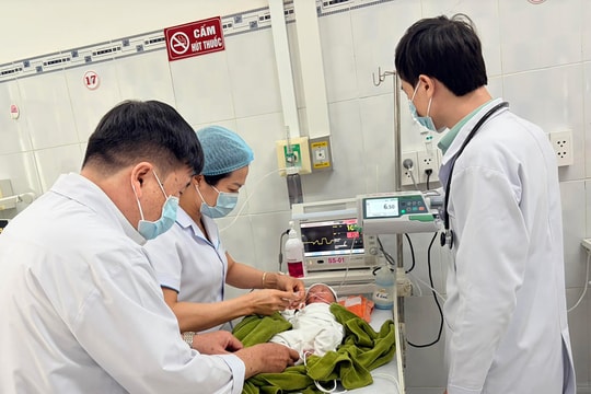 Cứu bé sơ sinh bị vùi lấp trong lô cao su