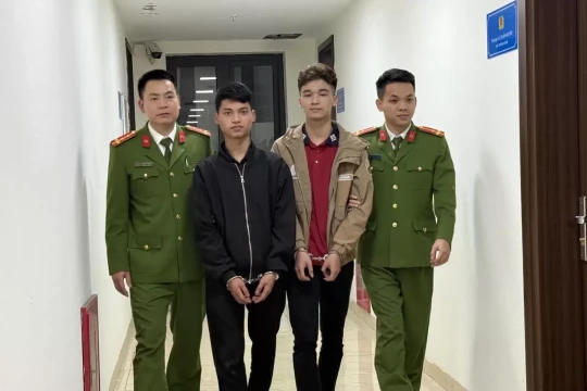 Dí dao cướp xe máy trên đường đê