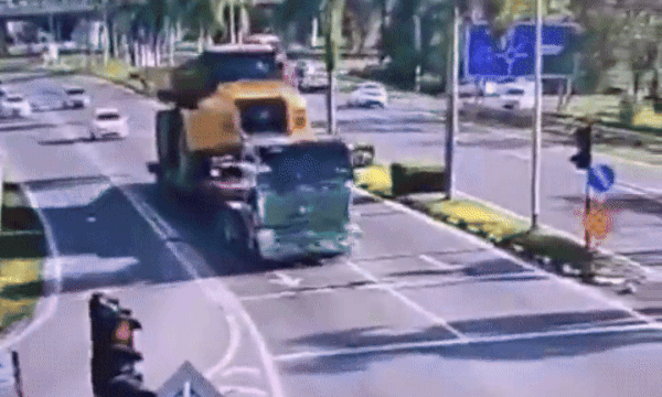 Xe ben từ thùng sau chồm lên cabin xe tải, hai người thiệt mạng