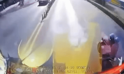 Xe máy tạt đầu xe container bị đâm ngã