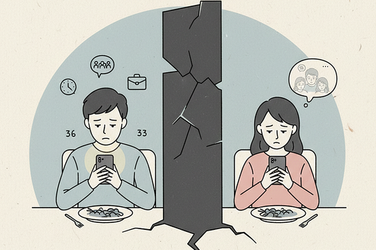 Chồng thường xem điện thoại suốt bữa cơm, chẳng nói lời nào