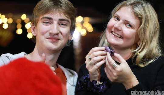 Du khách quốc tế vào bản người Tày học làm bánh dày