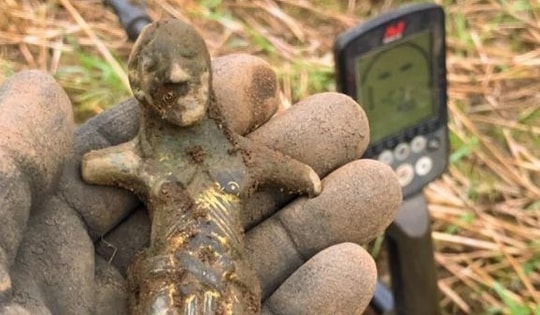 Dò kim loại, người đàn ông phát hiện "kho báu" trên cánh đồng