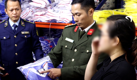 Phát hiện điểm kinh doanh không phép, chứa gần 6.500 bộ quần áo giả hàng hiệu