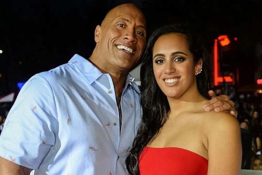 Con gái The Rock công khai yêu nữ đô vật