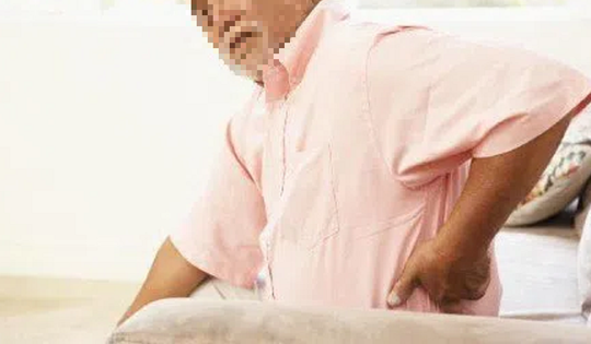 Đau bụng kéo dài, người đàn ông 75 tuổi bất ngờ phát hiện bí mật "đáng sợ"