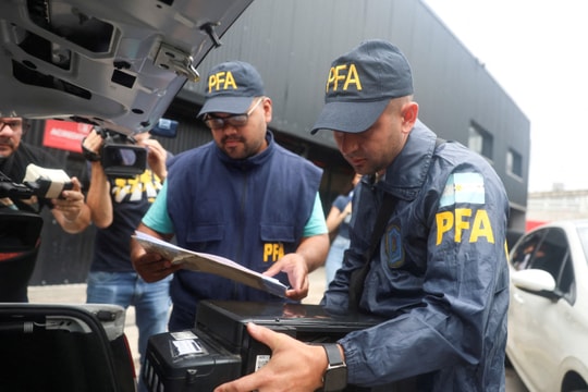 Cảnh sát đột kích LĐBĐ Argentina, điều tra vụ án chấn động