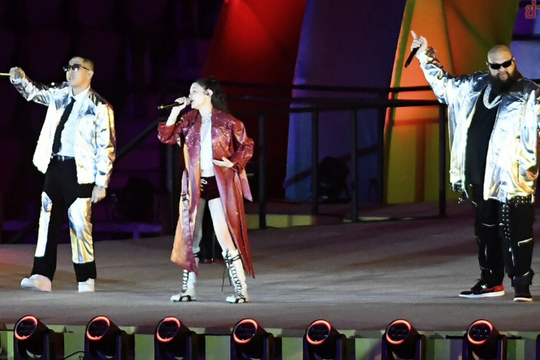 Biểu diễn khai mạc SEA Games 33 bị chê dở, ca sĩ nói do hát nhép trục trặc