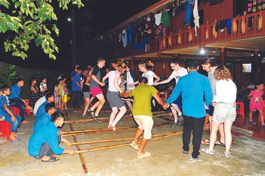 Người dân hưởng lợi, bản sắc văn hóa được bảo tồn khi làm du lịch cộng đồng bền vững