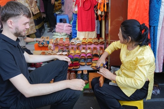 Khách Tây ra chợ đóng guốc, đi chùa "cầu con" linh thiêng nhất ở TPHCM